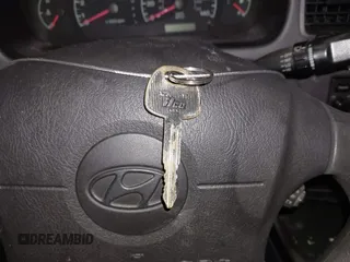 2002 Hyundai Elantra GLS z VIN KMHDN45D12U428589, wystawiony jako IAAI lot #42135566 z przebiegiem 133 479 mil mil oraz . Historia ofert i sprzedaży dostępna na DreamBid. Obrazek 11.