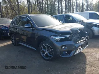 2018 BMW X1 sDrive28i z VIN WBXHU7C39J3H43266, wystawiony jako IAAI lot #42062737 z przebiegiem 35 626 mil mil oraz . Historia ofert i sprzedaży dostępna na DreamBid. Obrazek 1.