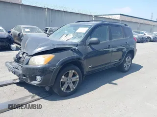 2010 Toyota RAV4 Sport z VIN JTMWF4DV9AD018951, wystawiony jako IAAI lot #41610873 z przebiegiem 149 900 mil mil oraz . Historia ofert i sprzedaży dostępna na DreamBid. Obrazek 2.