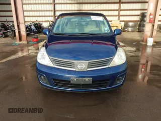 2009 Nissan Versa S z VIN 3N1BC13E19L353170, wystawiony jako IAAI lot #41493381 z przebiegiem 135 765 mil mil oraz . Historia ofert i sprzedaży dostępna na DreamBid. Obrazek 12.