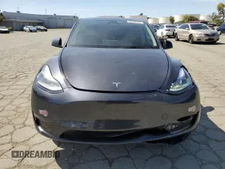 2025 Tesla Model Y Long Range with VIN 7SAYGDED4SF240354, listed as a Copart auction lot 52049745 with 6,785 mi miles and Salvage Title. Bid and sale history available at DreamBid. Image 5.