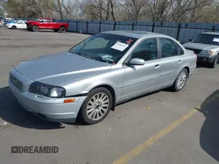 2004 Volvo S80 with VIN YV1TS91Z341351679, listed as a IAAI auction lot 41982117 with 116,217 mi miles. Bid and sale history available at carsss.com. Image 2.