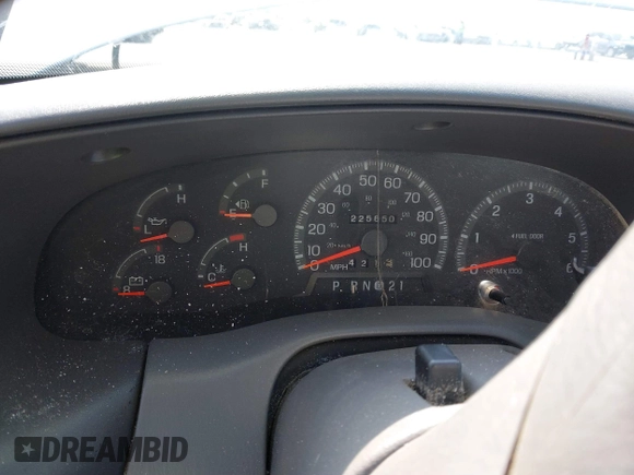 1998 Ford Expedition XLT with VIN 1FMRU176XWLA59524, listed as a IAAI auction lot 39809480 with 225,650 mi miles. Bid and sale history available at carsss.com. Image 7.