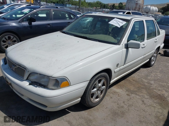 1999 Volvo S70 z VIN YV1LS56D8X1565934, wystawiony jako IAAI lot #42181658 z przebiegiem 172 783 mil mil oraz . Historia ofert i sprzedaży dostępna na DreamBid. Obrazek 2.