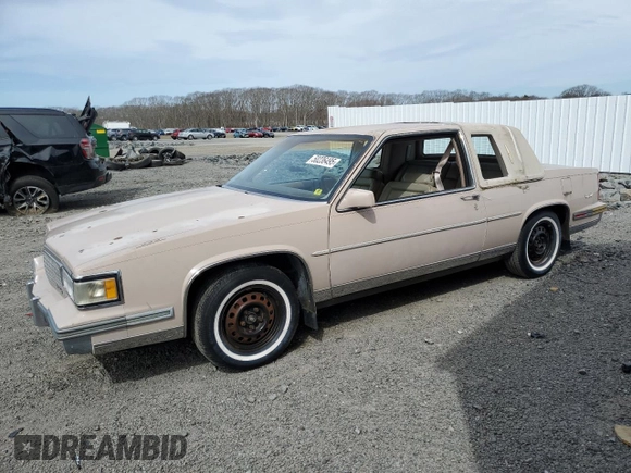 1988 Cadillac DeVille z VIN 1G6CD1153J4241498, wystawiony jako Copart lot #50236495 z przebiegiem 76 745 mil mil oraz Czysty tytuł • Clean title. Historia ofert i sprzedaży dostępna na DreamBid. Obrazek 1.