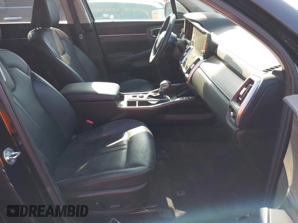 2023 Kia Sorento EX z VIN 5XYRH4LF7PG238231, wystawiony jako IAAI lot #42137368 z przebiegiem 21 447 mil mil oraz . Historia ofert i sprzedaży dostępna na DreamBid. Obrazek 5.