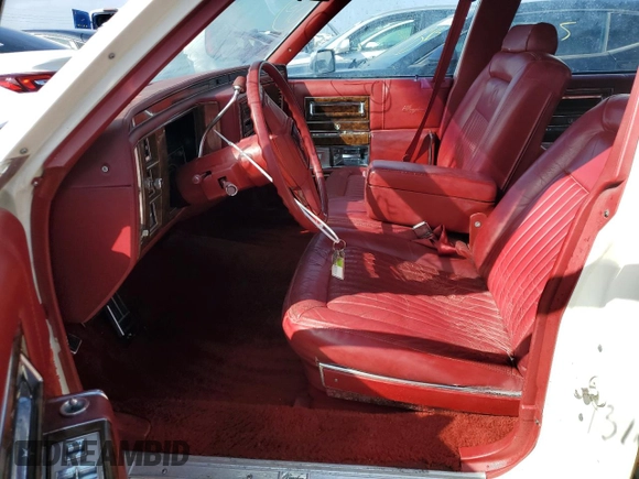 1990 Cadillac Brougham z VIN 1G6DW54Y6LR711203, wystawiony jako Copart lot #76484634 z przebiegiem 121 310 mil mil oraz Nie do naprawy. Historia ofert i sprzedaży dostępna na DreamBid. Obrazek 7.