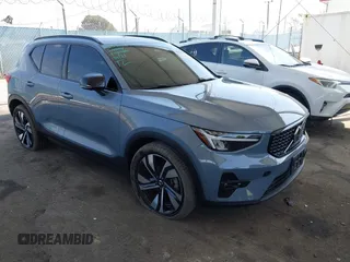 2023 Volvo XC40 Ultimate Dark Theme z VIN YV4L12UX9P2952245, wystawiony jako IAAI lot #42205666 z przebiegiem 19 952 mil mil oraz . Historia ofert i sprzedaży dostępna na DreamBid. Obrazek 1.