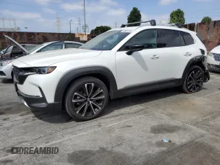 2024 Mazda CX-50 Premium z VIN 7MMVABDY5RN202816, wystawiony jako Copart lot #70668104 z przebiegiem 5260 mil mil oraz Szkody całkowita. Historia ofert i sprzedaży dostępna na DreamBid. Obrazek 1.