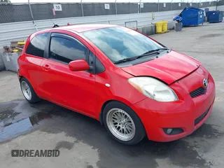 2010 Toyota Yaris z VIN JTDJT4K32A5292541, wystawiony jako IAAI lot #42193846 z przebiegiem 246 758 mil mil oraz . Historia ofert i sprzedaży dostępna na DreamBid. Obrazek 1.
