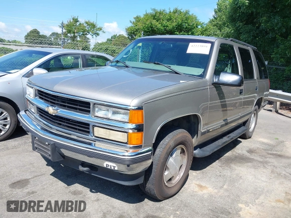 1998 Chevrolet Tahoe z VIN 1GNEK13R0WJ321045, wystawiony jako IAAI lot #42223891 z przebiegiem 192 041 mil mil oraz . Historia ofert i sprzedaży dostępna na DreamBid. Obrazek 2.