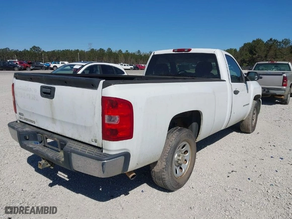 2007 Chevrolet Silverado 1500 LT w/1LT with VIN 1GCEC14027Z557284, listed as a IAAI auction lot 41792086 with 295,377 mi miles. Bid and sale history available at carsss.com. Image 4.