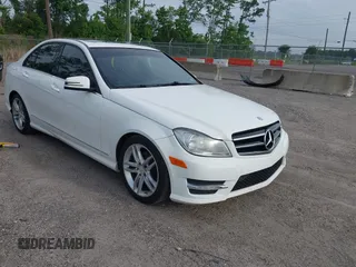2014 Mercedes-Benz C 250 Sport z VIN WDDGF4HB4ER309909, wystawiony jako IAAI lot #42475828 z przebiegiem 177 470 mil mil oraz . Historia ofert i sprzedaży dostępna na DreamBid. Obrazek 1.