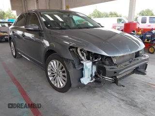 2017 Volkswagen Passat SE z VIN 1VWBT7A32HC031209, wystawiony jako IAAI lot #42445548 z przebiegiem 83 477 mil mil oraz . Historia ofert i sprzedaży dostępna na DreamBid. Obrazek 1.