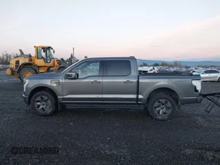 2023 Ford F-150 Lightning Pro z VIN 1FT6W1EV6PWG26596, wystawiony jako IAAI lot #40862334 z przebiegiem 13 857 mil mil oraz . Historia ofert i sprzedaży dostępna na DreamBid. Obrazek 15.