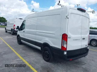 2021 Ford Transit Cargo z VIN 1FTBR1C81MKA40300, wystawiony jako IAAI lot #42707917 z przebiegiem 47 865 mil mil oraz . Historia ofert i sprzedaży dostępna na DreamBid. Obrazek 3.