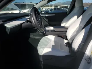2024 Tesla Model Y Long Range with VIN 7SAYGDEE6RA261884, listed as a Copart auction lot 47639025 with 23,377 mi miles and Salvage Title. Bid and sale history available at DreamBid. Image 7.