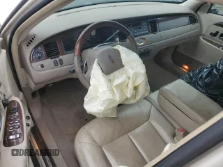 2002 Lincoln Town Car Ultimate L z VIN 1LNHM85W22Y630959, wystawiony jako Copart lot #55853945 z przebiegiem 45 622 mil mil oraz Szkoda całkowita • Salvage title. Historia ofert i sprzedaży dostępna na DreamBid. Obrazek 8.