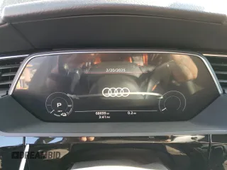 2019 Audi e-tron Premium Plus z VIN WA1LAAGEXKB011980, wystawiony jako Copart lot #44631595 z przebiegiem 68 699 mil mil oraz Szkoda całkowita • Salvage title. Historia ofert i sprzedaży dostępna na DreamBid. Obrazek 9.