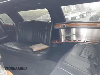 2007 Lincoln Town Car Executive z VIN 1L1FM88W97Y635345, wystawiony jako IAAI lot #41682319 z przebiegiem 201 142 mil mil oraz . Historia ofert i sprzedaży dostępna na DreamBid. Obrazek 8.