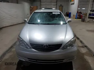 2002 Toyota Camry LE z VIN 4T1BE32K32U063577, wystawiony jako Copart lot #58782185 z przebiegiem 243 589 mil mil oraz Szkoda całkowita • Salvage title. Historia ofert i sprzedaży dostępna na DreamBid. Obrazek 5.