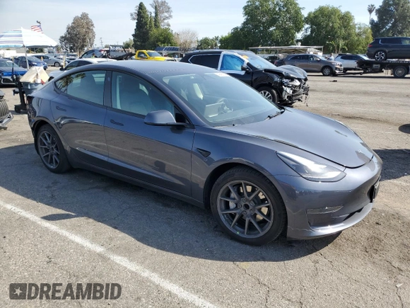 2022 Tesla Model 3 z VIN 5YJ3E1EA2NF318667, wystawiony jako Copart lot #49469145 z przebiegiem 48 242 mil mil oraz Szkoda całkowita • Salvage title. Historia ofert i sprzedaży dostępna na DreamBid. Obrazek 4.