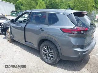 2024 Nissan Rogue S z VIN 5N1BT3AB7RC694713, wystawiony jako IAAI lot #42462639 z przebiegiem 26 628 mil mil oraz . Historia ofert i sprzedaży dostępna na DreamBid. Obrazek 3.