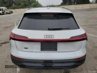 2024 Audi Q8 e-tron Premium z VIN WA14AAGE9RB024394, wystawiony jako Copart lot #69722074 z przebiegiem 18 444 mil mil oraz Szkoda całkowita • Salvage title. Historia ofert i sprzedaży dostępna na DreamBid. Obrazek 6.