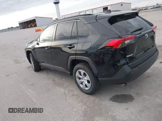 2021 Toyota RAV4 LE z VIN 2T3F1RFV8MW228120, wystawiony jako IAAI lot #42626299 z przebiegiem 72 786 mil mil oraz . Historia ofert i sprzedaży dostępna na DreamBid. Obrazek 3.