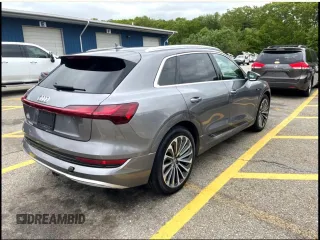 2019 Audi e-tron Prestige z VIN WA1VABGE0KB011XXX, wystawiony jako Copart lot #58495745 z przebiegiem 66 764 mil mil oraz Tytuł czysty. Historia ofert i sprzedaży dostępna na DreamBid. Obrazek 4.