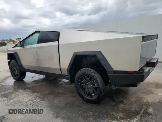 2024 Tesla Cybertruck z VIN 7G2CEHED4RA013156, wystawiony jako Copart lot #77332004 z przebiegiem 1 808 mil mil oraz Nie do naprawy • Non repairable. Historia ofert i sprzedaży dostępna na DreamBid. Obrazek 2.