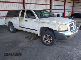 2005 Dodge Dakota SLT with VIN 1D7HE42K85S295098, listed as a IAAI auction lot 41902117 with 93,750 mi miles and . Bid and sale history available at carsss.com. Image 1.