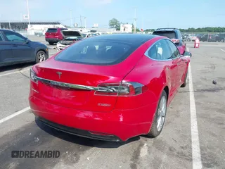 2016 Tesla Model S 90D z VIN 5YJSA1E4XGF171244, wystawiony jako IAAI lot #42584589 z przebiegiem 85 412 mil mil oraz . Historia ofert i sprzedaży dostępna na DreamBid. Obrazek 4.