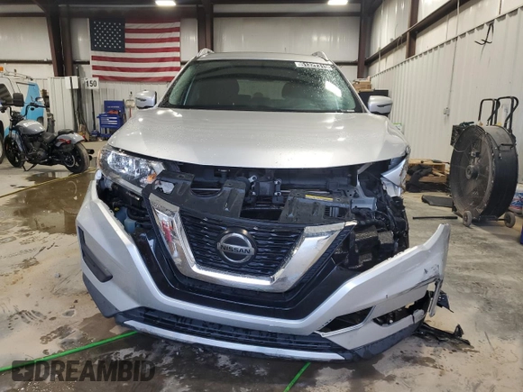 2018 Nissan Rogue SV z VIN KNMAT2MV5JP594400, wystawiony jako Copart lot #51327315 z przebiegiem 124 296 mil mil oraz Czysty tytuł • Clean title. Historia ofert i sprzedaży dostępna na DreamBid. Obrazek 5.