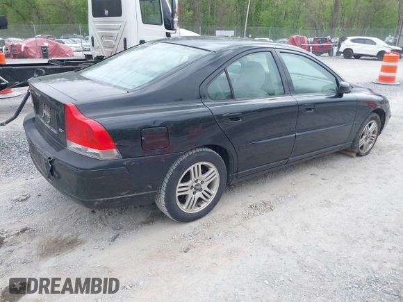 2005 Volvo S60 with VIN YV1RS592052430958, listed as a IAAI auction lot 42115131 with 187,424 mi miles. Bid and sale history available at carsss.com. Image 4.