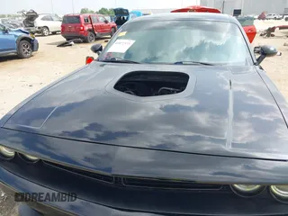2016 Dodge Challenger R/T Scat Pack z VIN 2C3CDZFJ3GH334930, wystawiony jako IAAI lot #41872373 z przebiegiem 146 937 mil mil oraz . Historia ofert i sprzedaży dostępna na DreamBid. Obrazek 6.