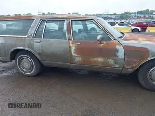 1984 Chevrolet Caprice z VIN 2G1AN35H3E9181574, wystawiony jako IAAI lot #42374841 z przebiegiem 109 435 mil mil oraz . Historia ofert i sprzedaży dostępna na DreamBid. Obrazek 6.