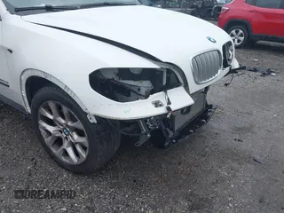 2013 BMW X5 xDrive35i z VIN 5UXZV4C53D0E14968, wystawiony jako IAAI lot #42253469 z przebiegiem 53 562 mil mil oraz . Historia ofert i sprzedaży dostępna na DreamBid. Obrazek 19.