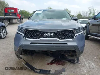 2022 Kia Sorento LX z VIN 5XYRG4LCXNG107106, wystawiony jako IAAI lot #42279041 z przebiegiem 83 189 mil mil oraz . Historia ofert i sprzedaży dostępna na DreamBid. Obrazek 6.