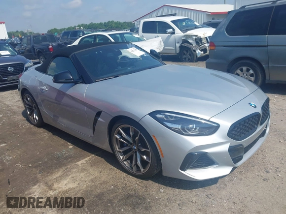 2021 BMW Z4 sDriveM40i z VIN WBAHF9C00MWX17614, wystawiony jako IAAI lot #42277354 z przebiegiem 26 615 mil mil oraz . Historia ofert i sprzedaży dostępna na DreamBid. Obrazek 1.