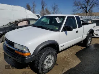 2002 Chevrolet S-10 LS with VIN 1GCCT19W828154137, listed as a Copart auction lot 43566524 with 0 mi miles and Salvage Title. Bid and sale history available at carsss.com. Image 1.