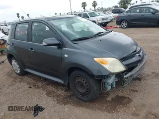 2006 Scion xA z VIN JTKKT604960145352, wystawiony jako IAAI lot #42048930 z przebiegiem 171 586 mil mil oraz . Historia ofert i sprzedaży dostępna na DreamBid. Obrazek 1.