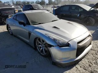 2009 Nissan GT-R Premium z VIN JN1AR54F49M252803, wystawiony jako Copart lot #75776124 z przebiegiem Nie podano mil oraz Nie do naprawy • Non repairable. Historia ofert i sprzedaży dostępna na DreamBid. Obrazek 4.