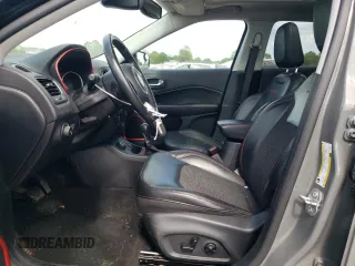 2019 Jeep Compass Trailhawk z VIN 3C4NJDDB3KT704317, wystawiony jako Copart lot #57116635 z przebiegiem 43 323 mil mil oraz Szkoda całkowita • Salvage title. Historia ofert i sprzedaży dostępna na DreamBid. Obrazek 7.
