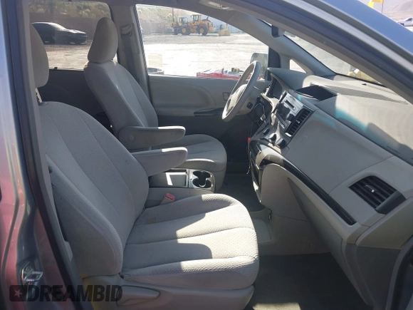 2011 Toyota Sienna LE AAS z VIN 5TDKK3DC8BS163200, wystawiony jako IAAI lot #42523991 z przebiegiem 260 470 mil mil oraz . Historia ofert i sprzedaży dostępna na DreamBid. Obrazek 5.