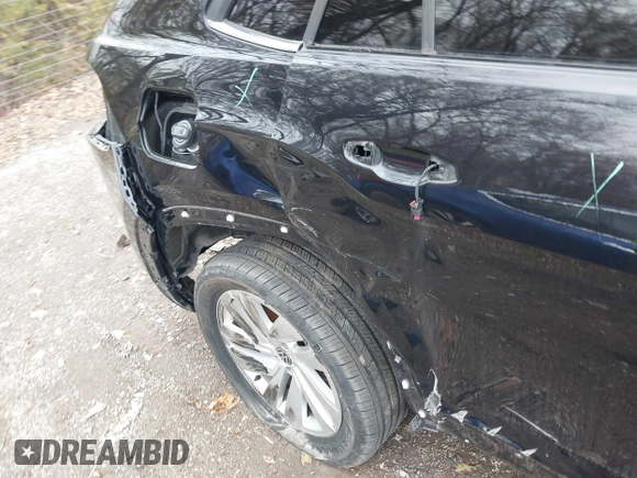 2023 Volkswagen Atlas SE z VIN 1V2HE2CA1PC210232, wystawiony jako IAAI lot #40966039 z przebiegiem 4 064 mil mil oraz . Historia ofert i sprzedaży dostępna na DreamBid. Obrazek 18.
