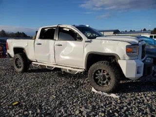 2019 GMC Sierra 2500HD Denali with VIN 1GT12SEY2KF132248, listed as a Copart auction lot 84638294 with 89,115 mi miles and Salvage Title. Bid and sale history available at carsss.com. Image 4.