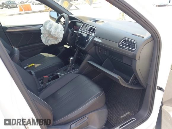 2024 Volkswagen Tiguan SE R-Line Black with VIN 3VVCB7AX7RM085619, listed as a IAAI auction lot 42325566 with 10,615 mi miles and . Bid and sale history available at DreamBid. Image 5.