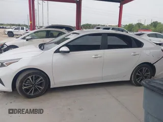 2023 Kia Forte LXS z VIN 3KPF24AD4PE612653, wystawiony jako IAAI lot #41660877 z przebiegiem 16 920 mil mil oraz . Historia ofert i sprzedaży dostępna na DreamBid. Obrazek 14.
