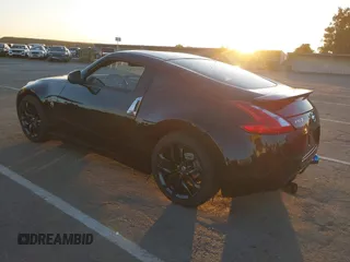 2015 Nissan 370Z Sport z VIN JN1AZ4EH5FM442339, wystawiony jako IAAI lot #42304030 z przebiegiem 73 272 mil mil oraz . Historia ofert i sprzedaży dostępna na DreamBid. Obrazek 3.